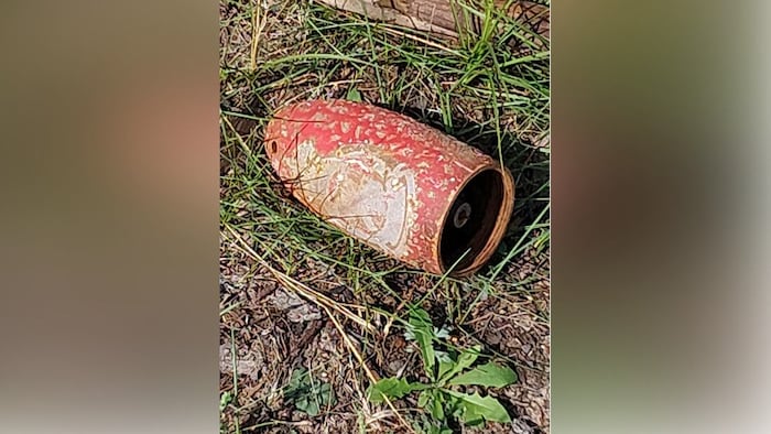 Une vieille bombe dans l'herbe.