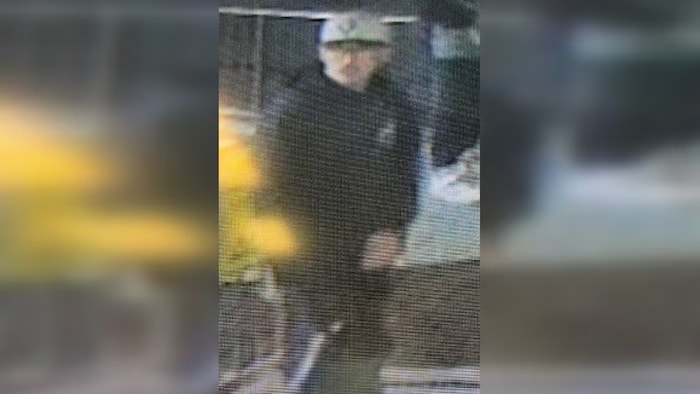 Une image d'un homme captée par vidéosurveillance près de l'hôpital de Thompson.