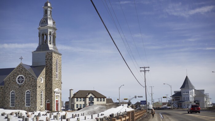 Une église sur le bord de la route 132 près du feu de circulation principal de Bonaventure. 