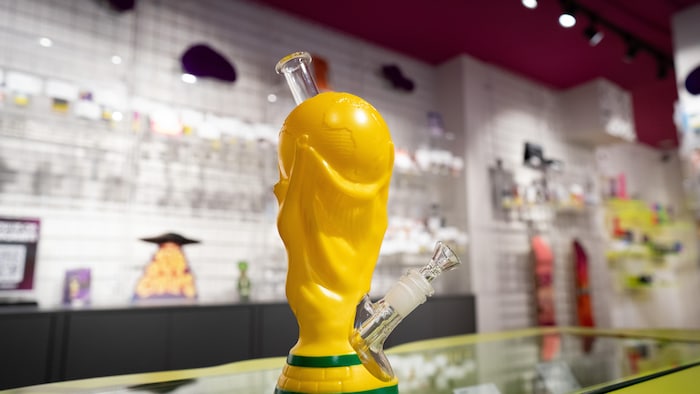 Un bong représentant le trophée de la Coupe du monde de la FIFA au Cosmic Charlies, sur la rue Queen Ouest, à Toronto.