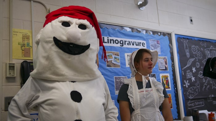 Bonhomme qui regarde la caméra.