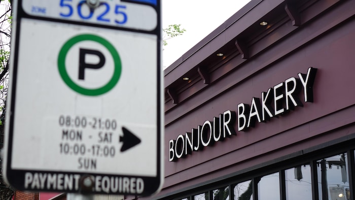 Une pancarte de stationnement devant une boulangerie.