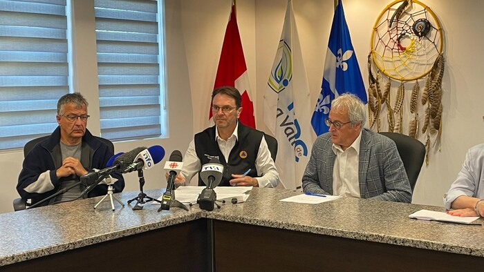 François Bonnardel, Daniel Bernard et Pierre Dufour en point de presse.