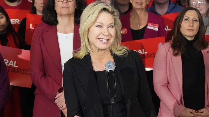 La chef libérale Bonnie Crombie parle en conférence de presse le 21 février 2025.