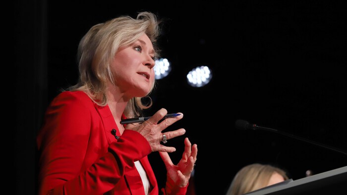 La cheffe Bonnie Crombie prend la parole lors du débat des chefs du Nord de l'Ontario à North Bay, le 14 février 2025.