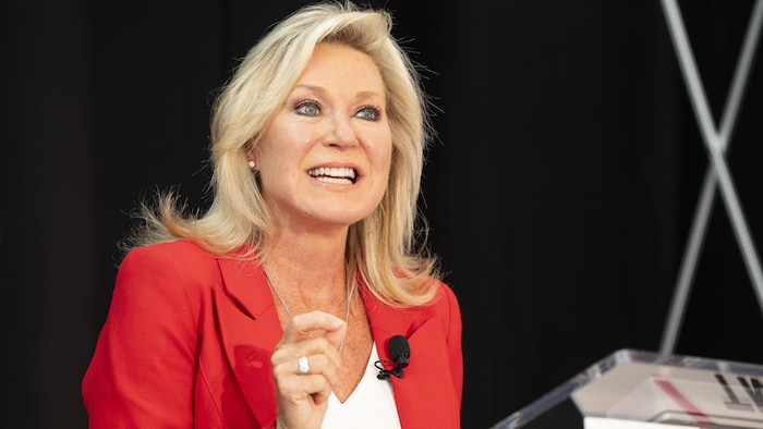 Bonnie Crombie au podium.