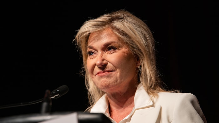 Bonnie Crombie parle à un lutrin.