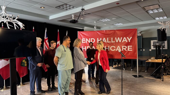 Bonnie Crombie sur une estrade avec des candidats du Parti libéral de l'Ontario.