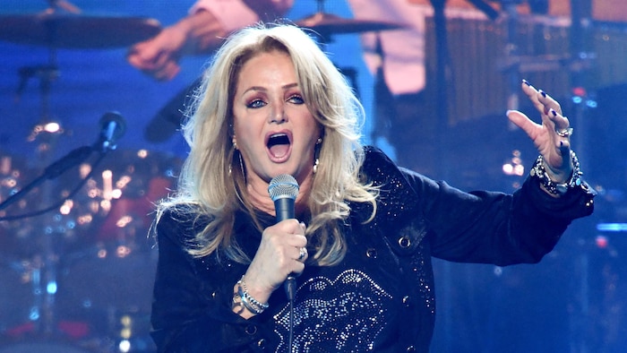 Bonnie Tyler placée dans un coma artificiel après une opération d'urgence |  Radio-Canada