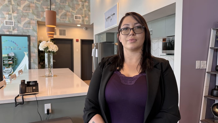 Une femme pose pour une photo devant une cuisine à Bonnyville, Alberta, le 20 février 2026.