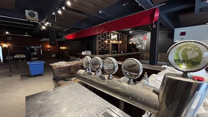 Des futs de bière poussiéreux.