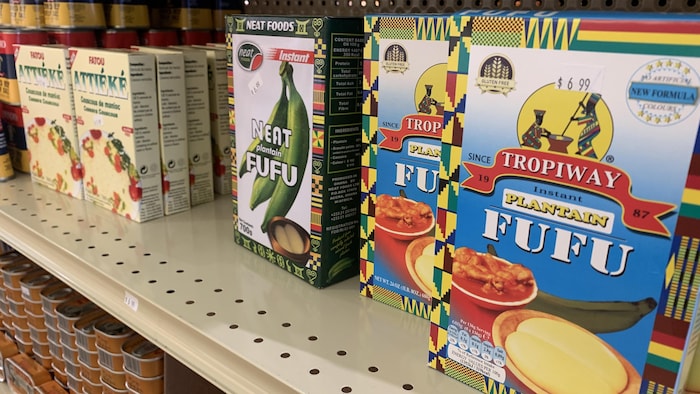 Des produits du plantain en boîte sur les tablettes de l'épicerie de Boris Bilicky.