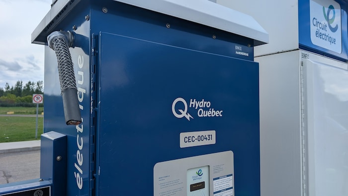 Une borne électrique vandalisée.