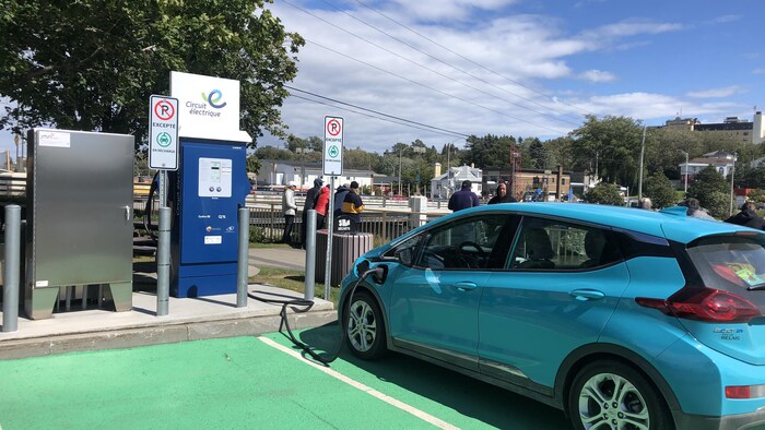 Un véhicule électrique en train d'être rechargé à la borne de recharge rapide de Matane.