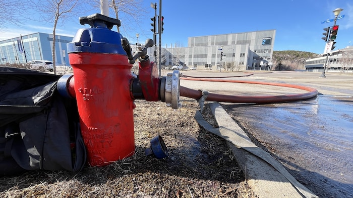 Un boyau est connecté à une borne fontaine.