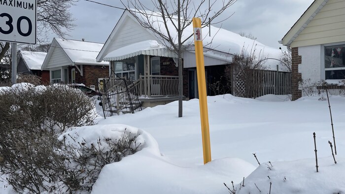 Une borne d’incendie entièrement recouverte de neige.