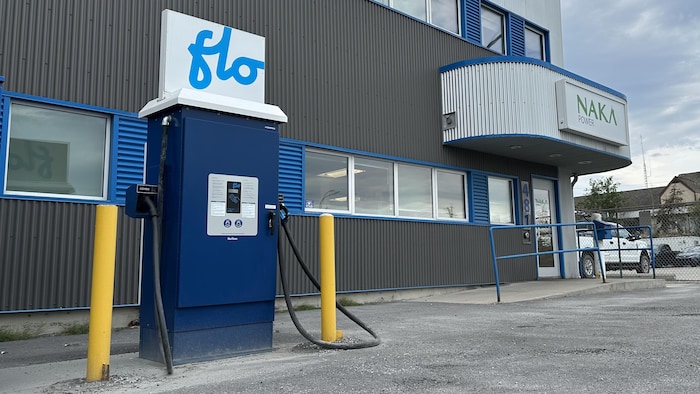 Une image d'une borne de recharge de la marque « Flo ». 