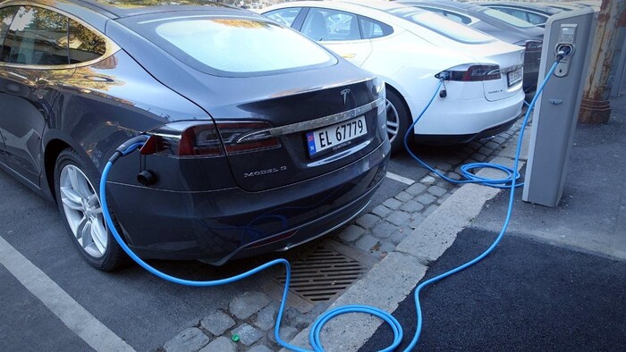 Borne de recharge de véhicules électriques.