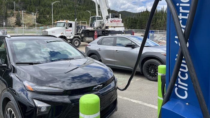 Un véhicule en cours de chargement à L'Étape.