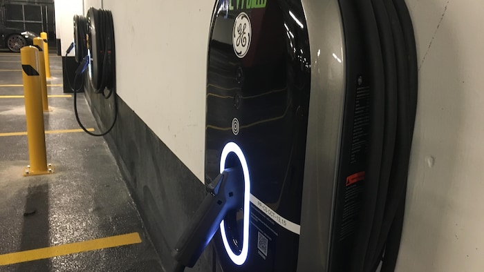 Une borne de recharge pour les voitures électriques dans le stationnement du Women's College Hospital à Toronto.