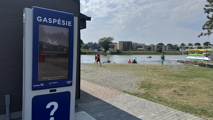 Une born touristique près d'un Plant d'Eau.