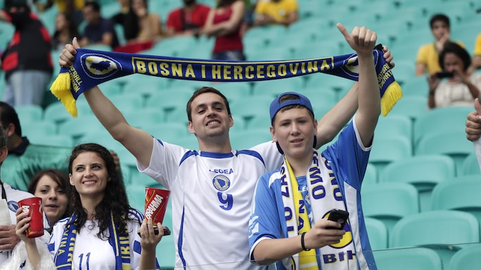 Les supporters bosniens encouragent leur équipe lors du match de football du groupe F de la Coupe du monde opposant la Bosnie à l’Iran à l’Arena Fonte Nova de Salvador, au Brésil, le mercredi 25 juin 2014.