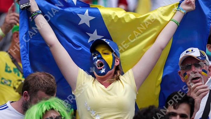Les supporters bosniens encouragent leur équipe lors du match de football du groupe F de la Coupe du monde opposant la Bosnie à l’Iran à l’Arena Fonte Nova de Salvador, au Brésil, le mercredi 25 juin 2014.