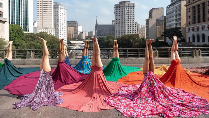 Des jambes de femmes revêtues de jupes colorées. 