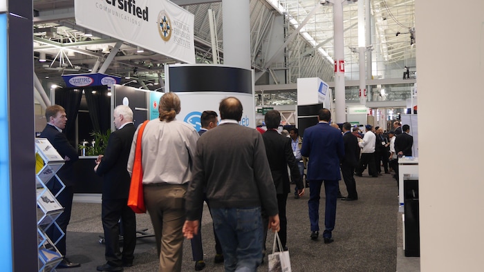 Des gens qui marchent dans les allées de la foire commerciale du Seafood Expo de Boston. 