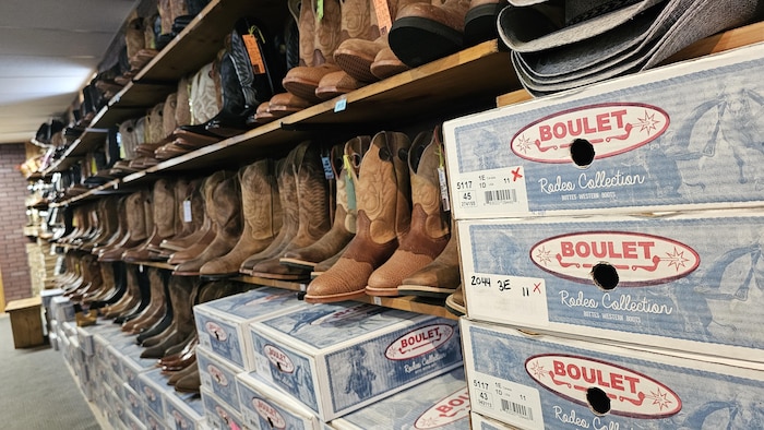 Des bottes sur des tablettes.