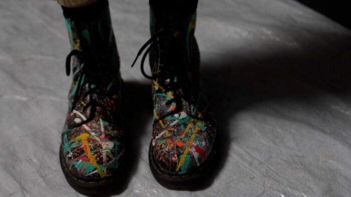 Des bottillons sont remplis de traits de peinture.