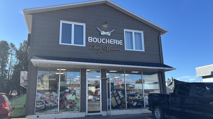 Une boucherie vue de l'extérieur.