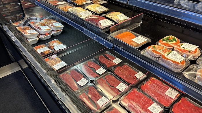 Un étal de viande dans une épicerie.