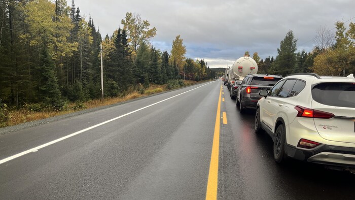 Des travailleurs déplacent de la machinerie sur la route 117.
