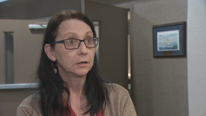 Ginny Boudreau donne une entrevue.