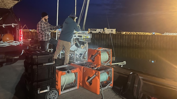 Un bateau au port de Rimouski contient plusieurs engins de pêche.