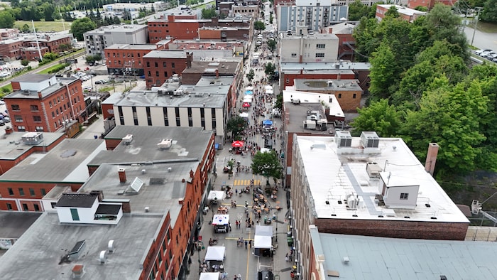 La rue Wellington Nord vue d'en haut, animée de kiosques et de milliers de festivaliers.