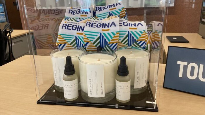 Des bougies, des huiles essentielles et des bas dans un présentoir.