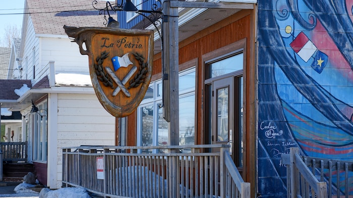 La façade et la pancarte de la boulangerie artisanale La Pétrie de Bonaventure.