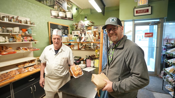 Dan Brunet, à la caisse, se procure des beignets aux pommes.