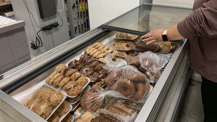 Un congélateur rempli à ras-bord de pains et biscuits. 