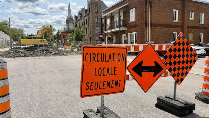 Un panneau circulation locale seulement.