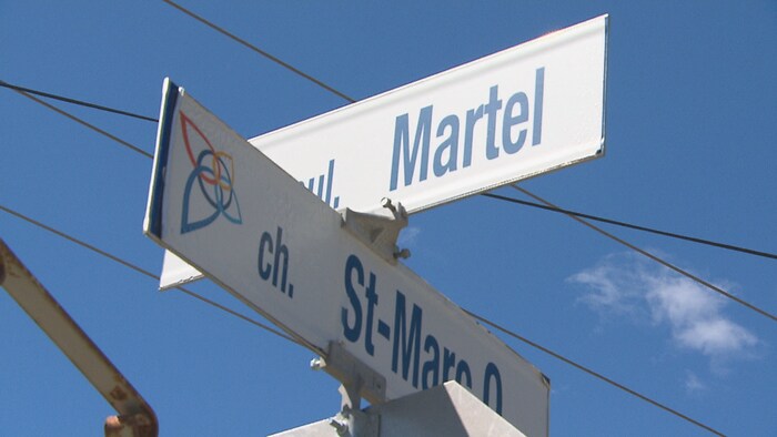 Des panneaux de signalisation du boulevard Martel et du chemin Saint-Marc.