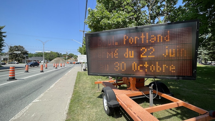 Une affiche de signalisation routière. 