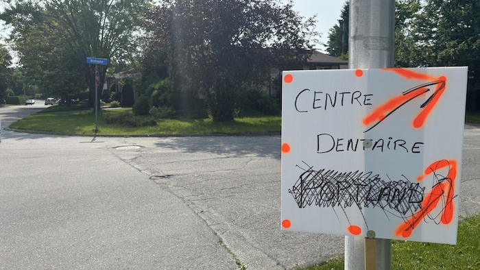 Une affiche avec des indications vers le Centre dentaire Portland.