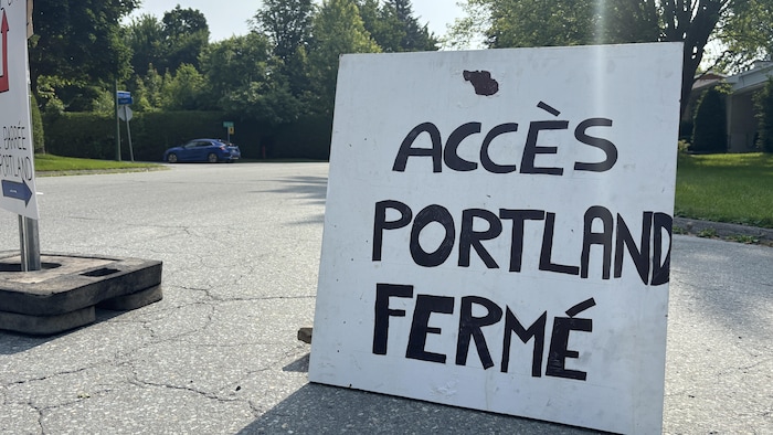 Une affiche avec la mention «accès portland fermé».
