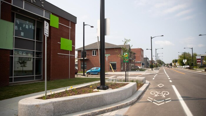Un boulevard avec une bande cyclable.
