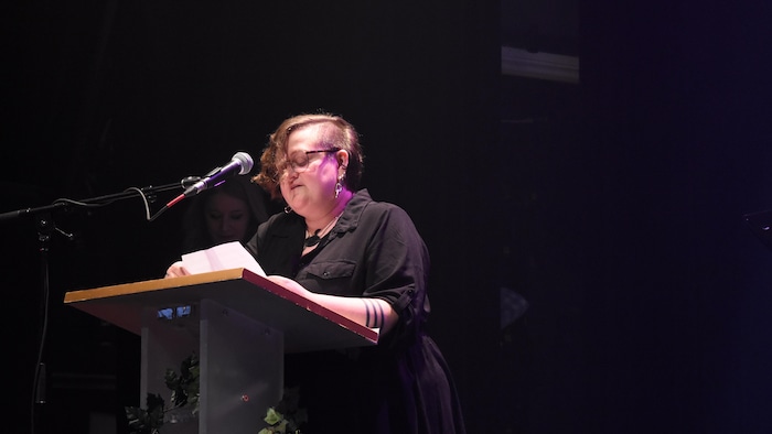 La femme sur sc&egrave;ne durant ses remerciements.