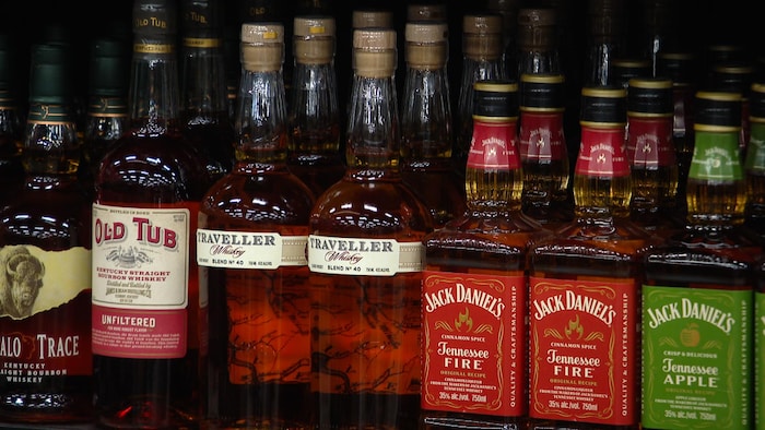 Des bouteilles de bourbon dans un magasin d'alcool de Regina, en Saskatchewan, le 13 août 2026.