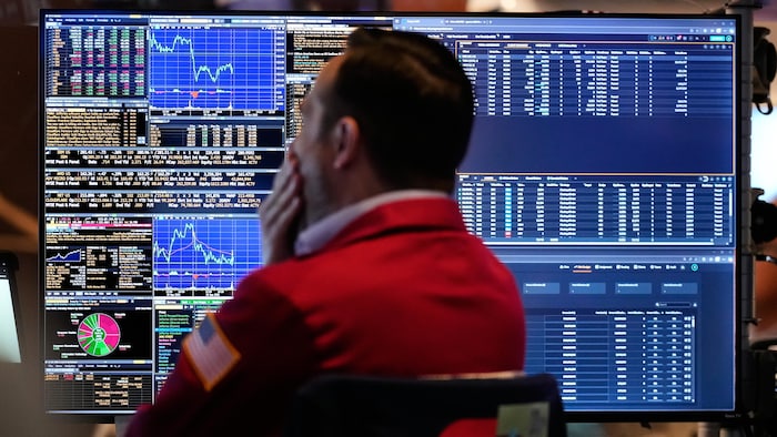 Un courtier de la bourse de New York regarde des écrans présentant des données, le 1er octobre 2025.